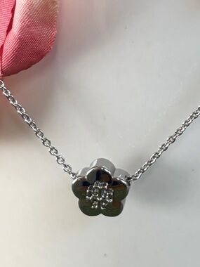 Tory Burch KIRA Flower  Pendant Necklace - Silver NWT